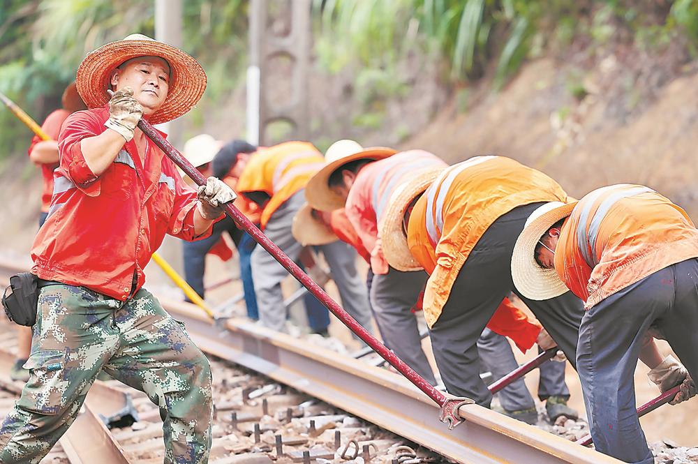 铁路工人坚守一线保畅通
