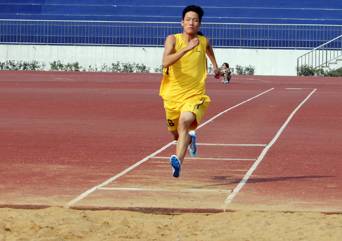 跳遠成績的獲得,受運動員身體形態和專項素質等多方面因素影響