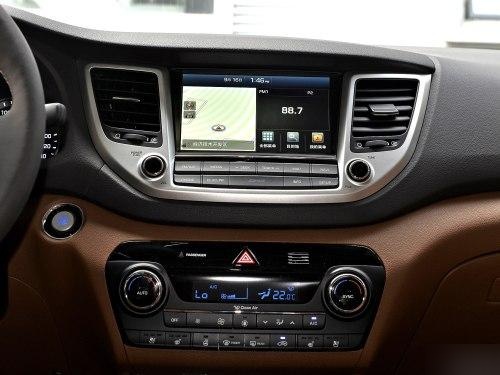 现代途胜的空调系统设置便捷,通过机械按键进行直观操控.