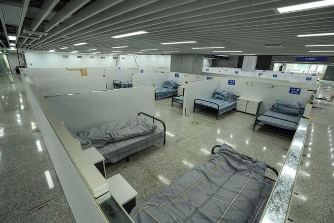上海宝山方舱隔离人员睡纸箱?实为外省市某公司隔离场所
