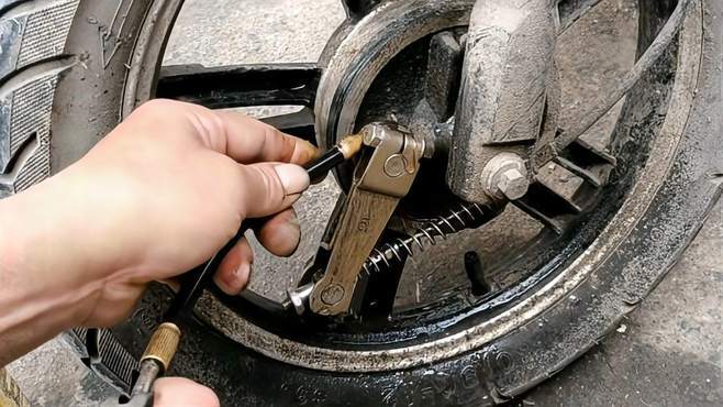 当你遇到电动车后减震器在受压时发出咯吱响声的问题,你可能会想,添加