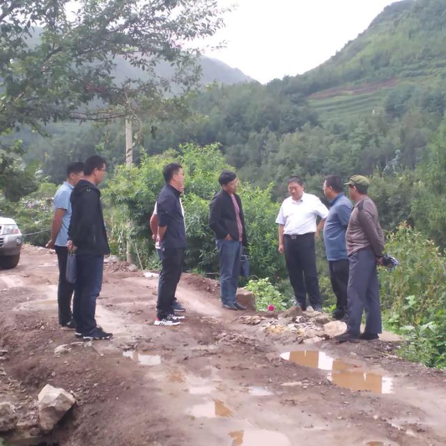 富源:黄波端到大河镇检查指导地质灾害防治工作