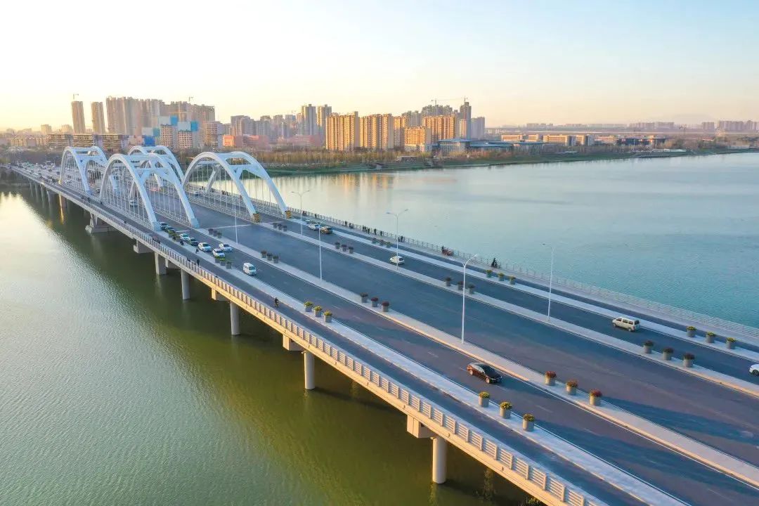 港大桥一片车水马龙的景象广运大桥横亘于灞河之上作为交通干线东三环