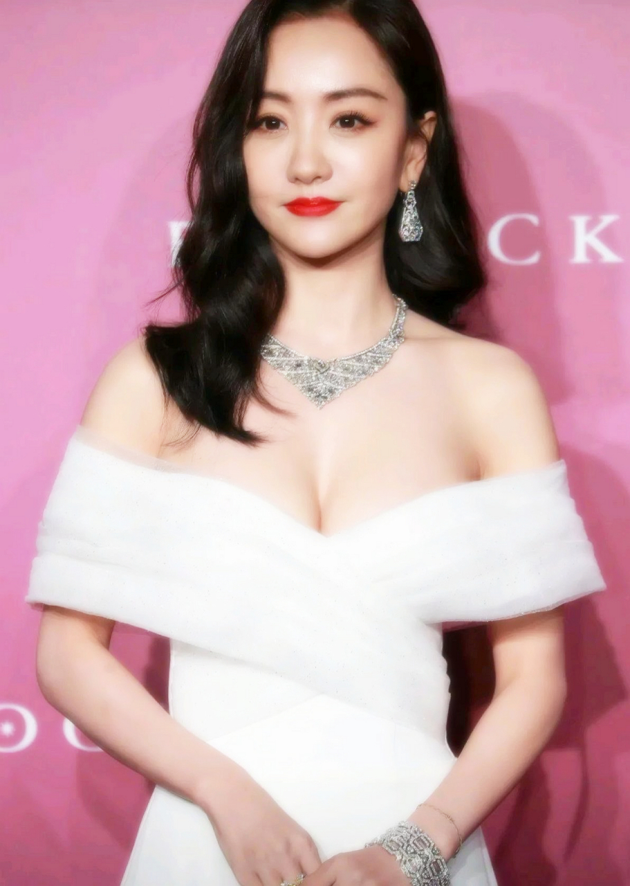 杨蓉一身白色露肩连衣裙出席活动,看起来精致大方,状态非常好!  结束