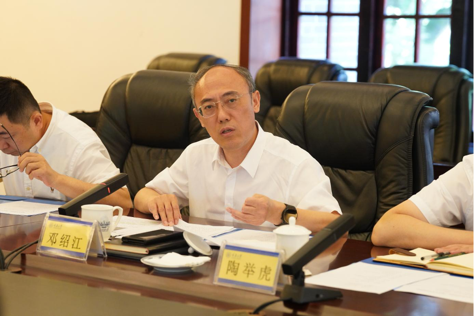 重庆市人民医院党委书记黄莹院长张华一行来校交流座谈