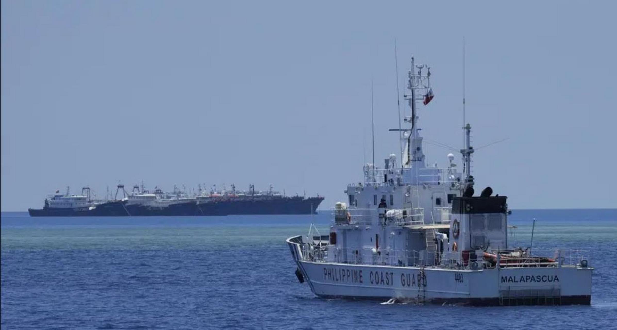 菲律宾海岸警卫队两艘巡逻艇窜扰南海岛礁时,在仁爱礁碰到了中国海警