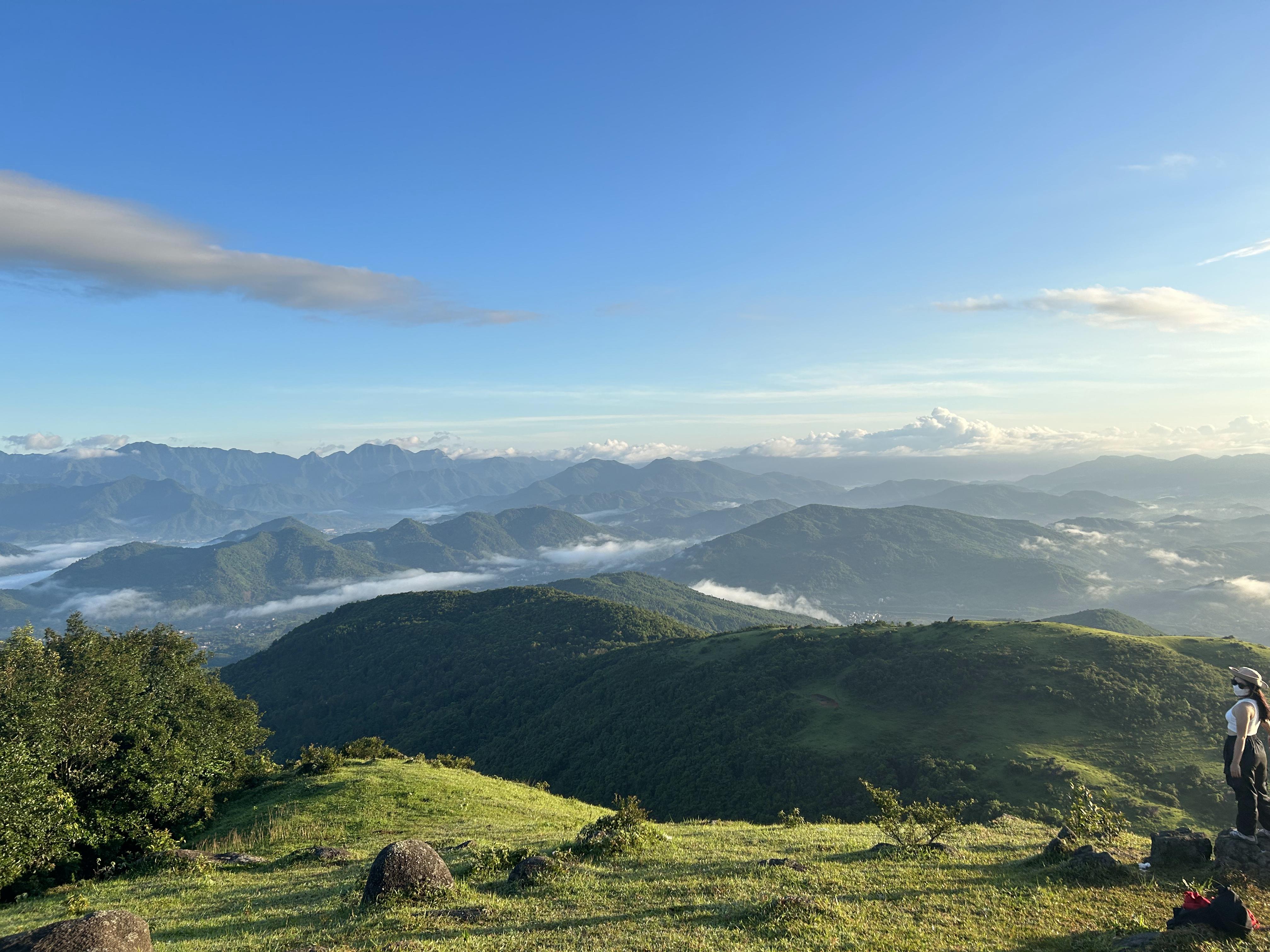 广西防城港哪里可以登山—望洲顶游玩攻略,蓝天碧草,天然山路