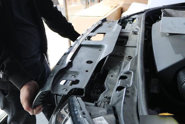 汽车中网怎么拆卸?