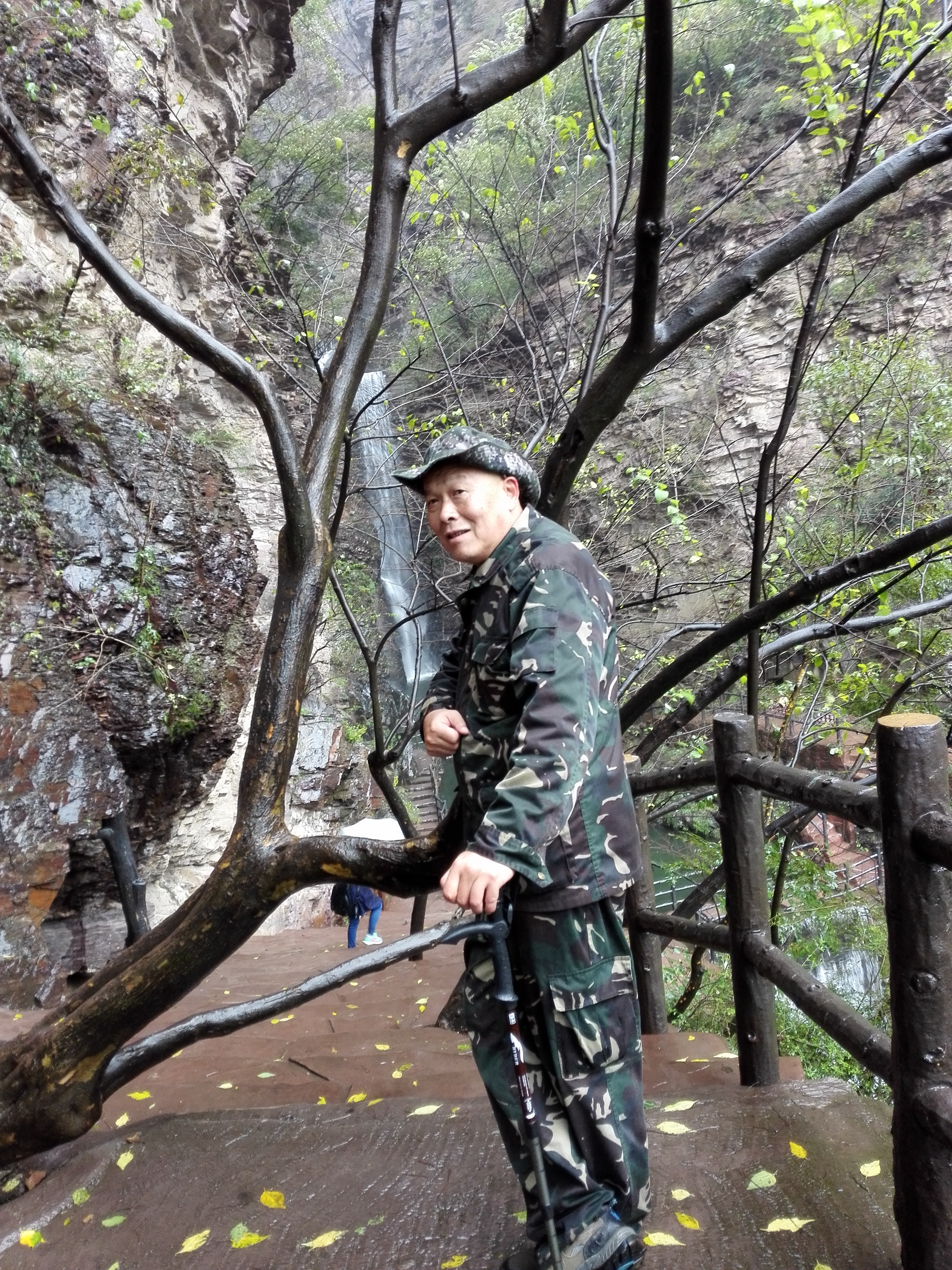 二郎山景区位于素有"北国小江南"之誉的舞钢市,地处石漫滩国家森林