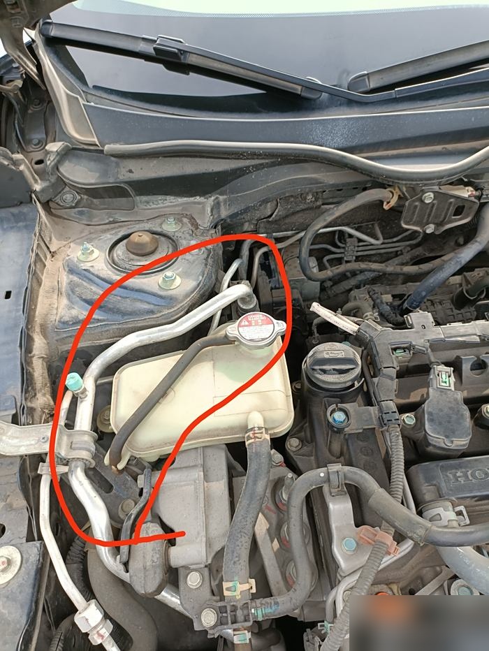 汽车空调在运行过程中产生冷凝水是正常的现象,这通常意味着制冷效果