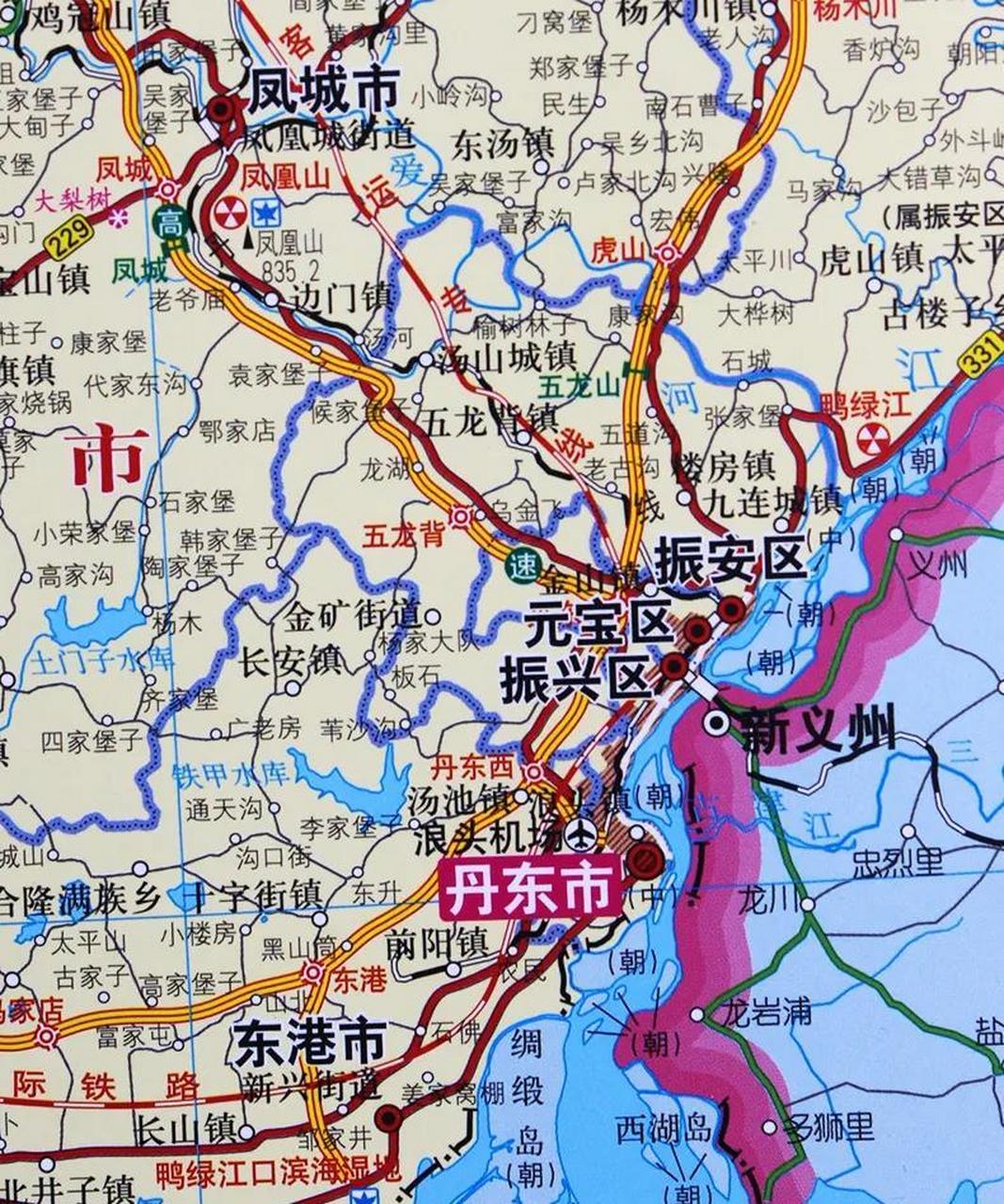 丹东市和新义州隔江相望,有大桥连接公路和铁路,还可以通航轮船.