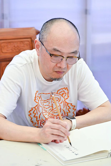 书画家朱晓东"花甲问白" 艺术下半场从羽瓦台起笔