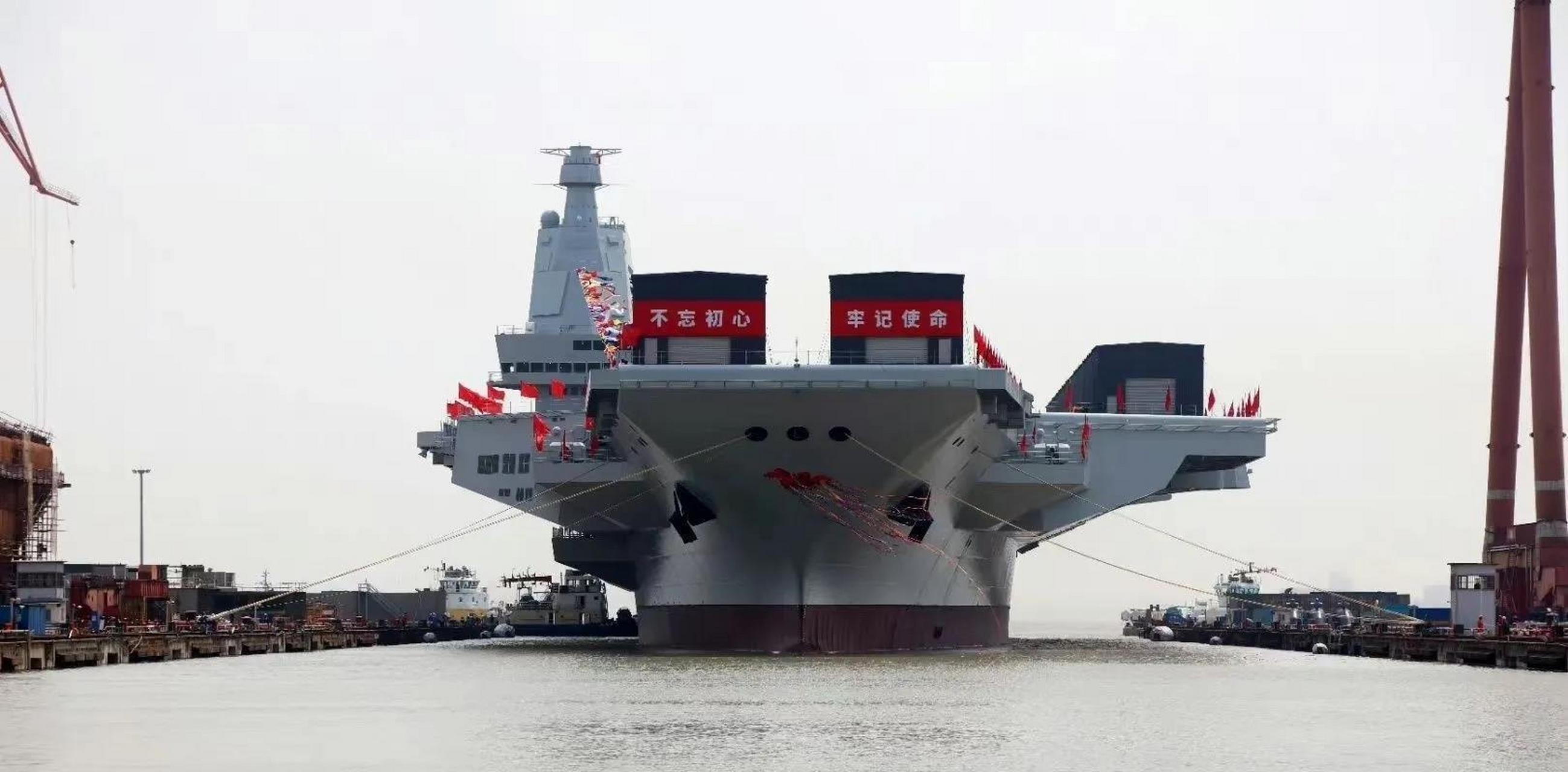 值此海军建军74周年,我国大型航母福建舰向海军节献礼.