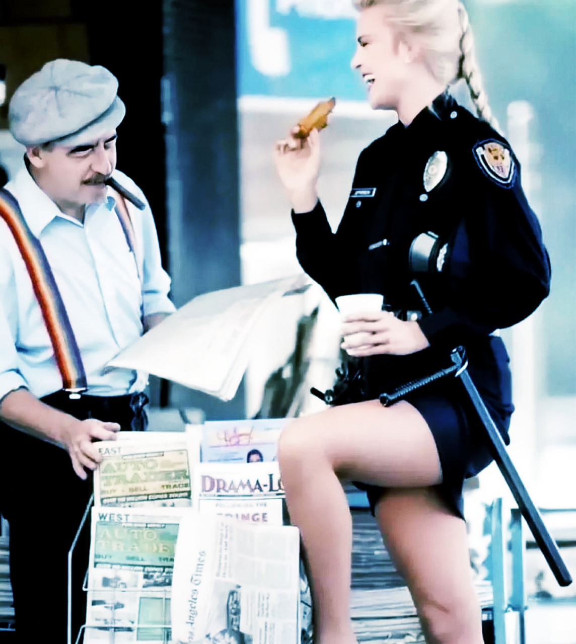 1986年美国巡逻女警照片.这张照片记录了美国历史的发展.