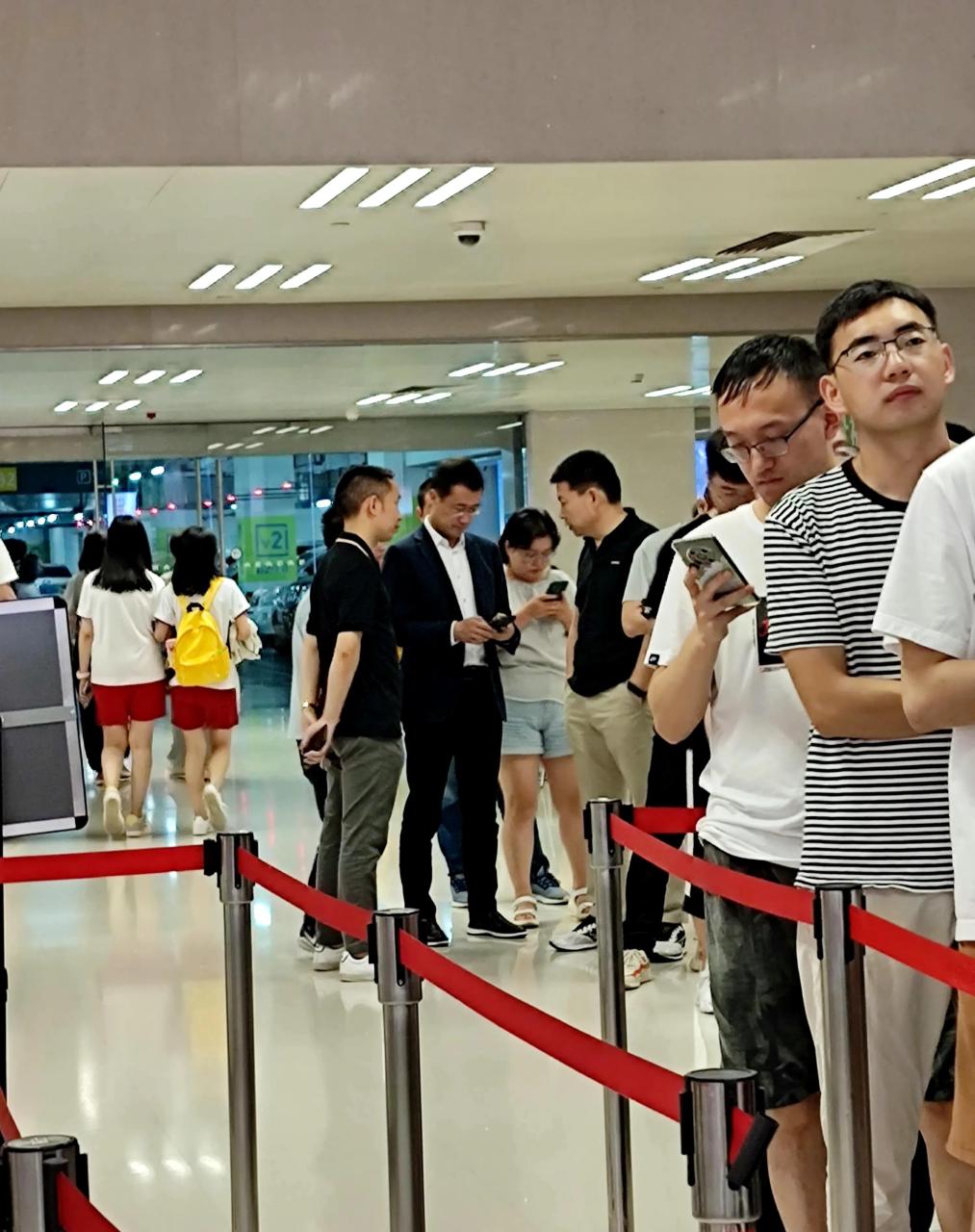 2021年7月,华为西安研究所食堂,员工偶遇正在排队吃饭的余承东和何刚.