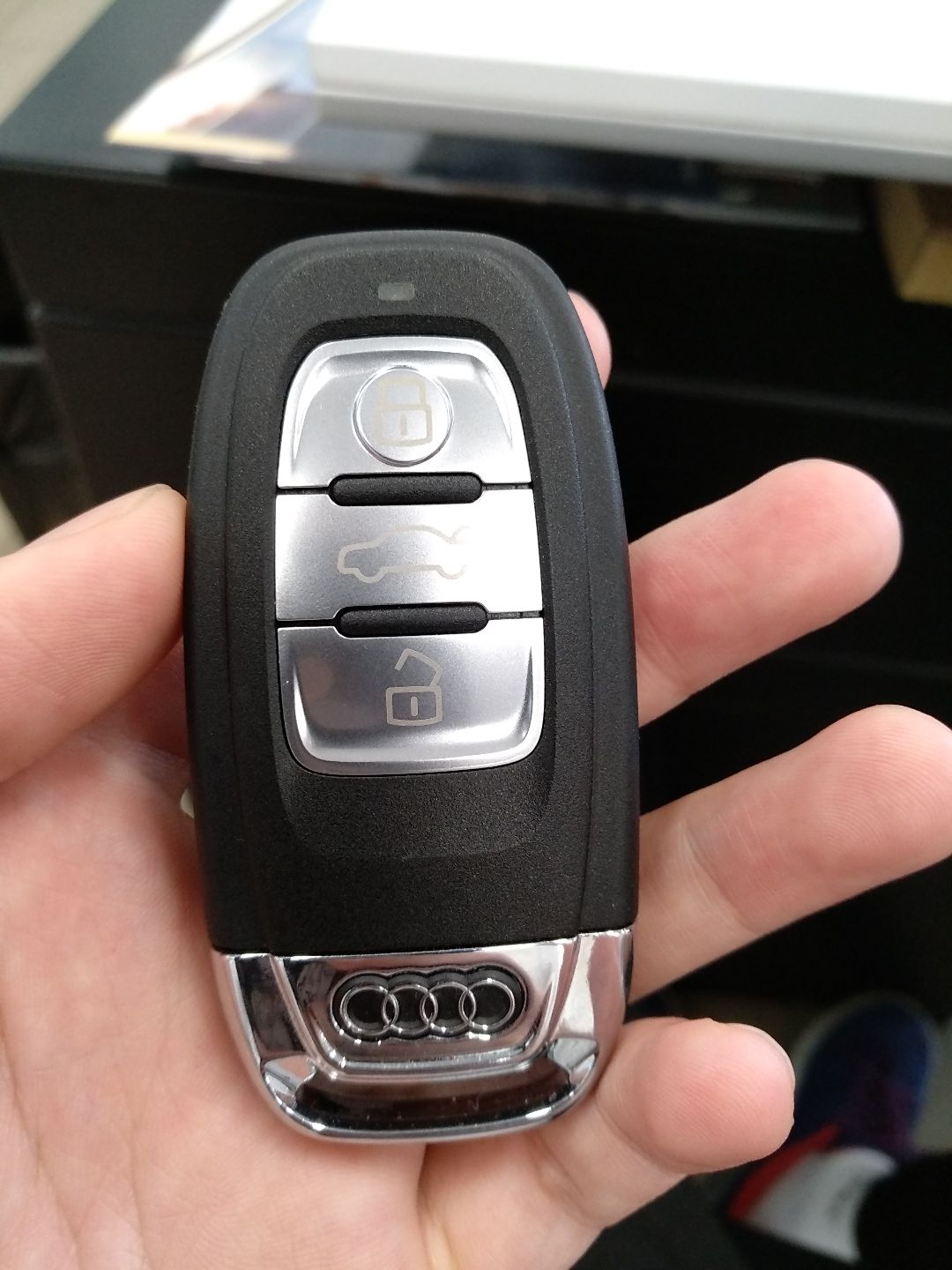 车钥匙换电池后没反应是什么原因