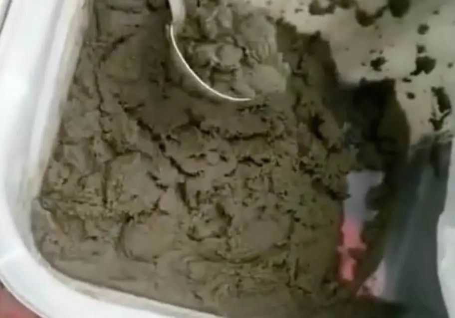 在潮汕吃土虾,不仔细看还以为是桶水泥?