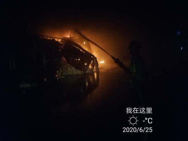 端午夜 事故车失火猫狸岭隧道 高速人18分钟扑灭