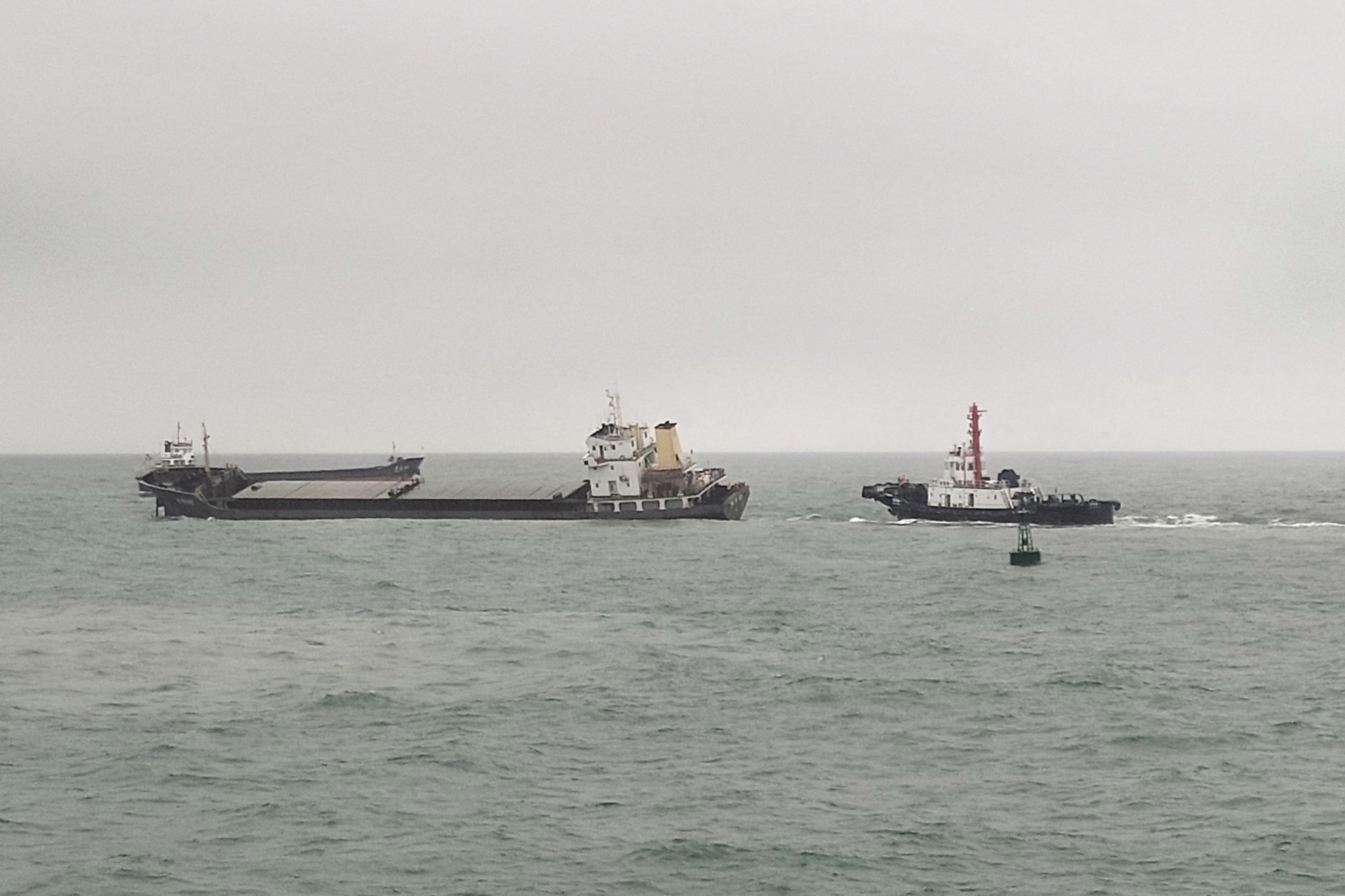 琼州海峡一船舶倾斜遇险 海口海上搜救分中心成功救助10名船员