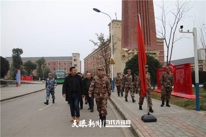 贵阳警备区组织人员到清镇职教城了解高校武装工作情况