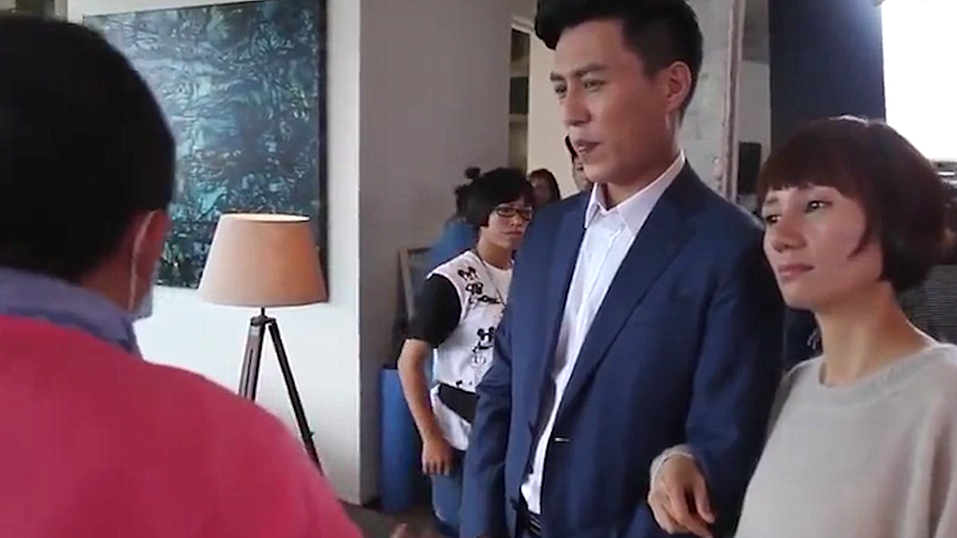 靳东拿拐杖戳王鸥臀部引热议,得知背后原因,网友:错怪靳东了