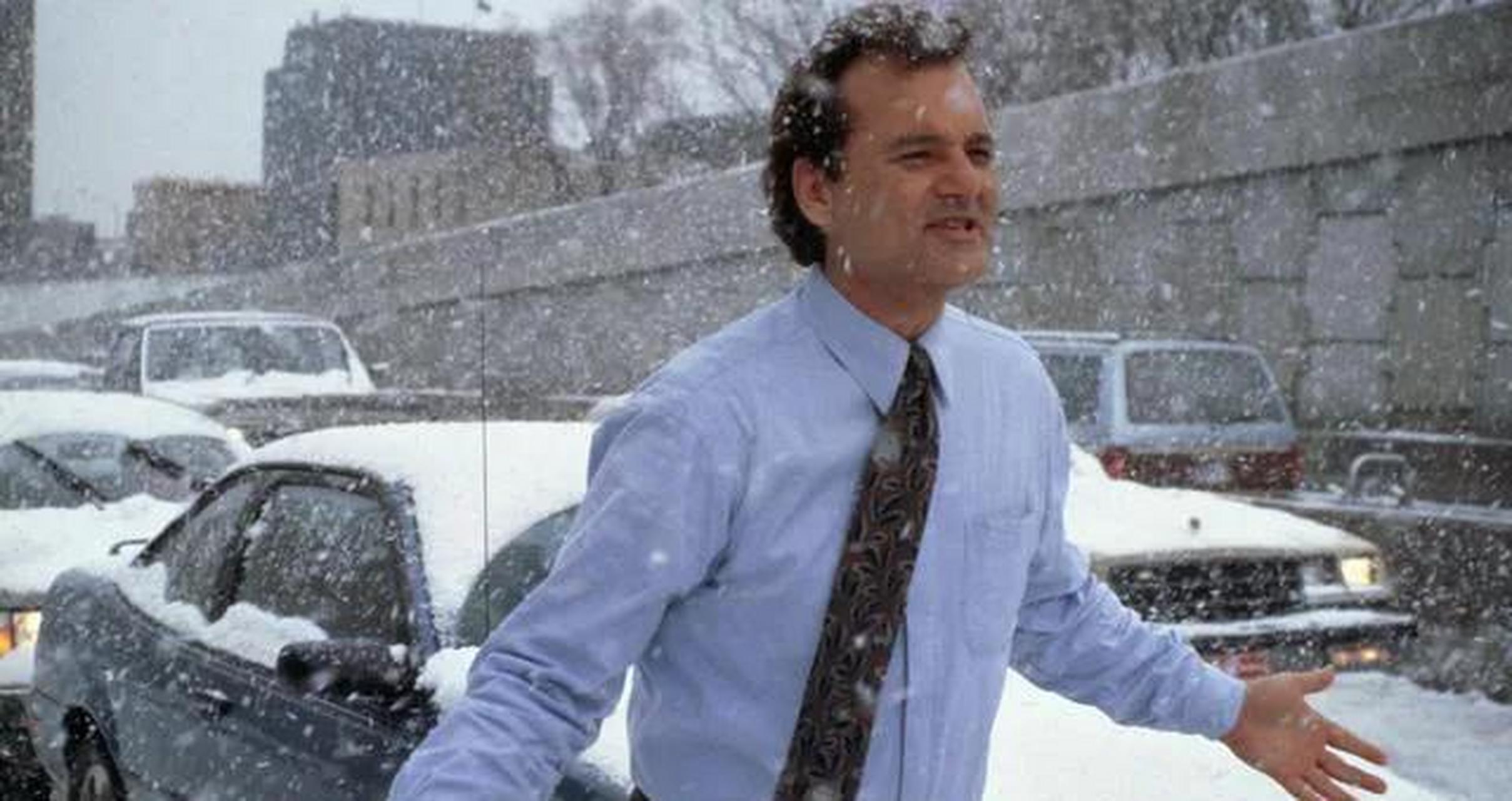 电影《土拨鼠之日》主要讲述了男主气象播报员,偶遇暴风雪后,就始终