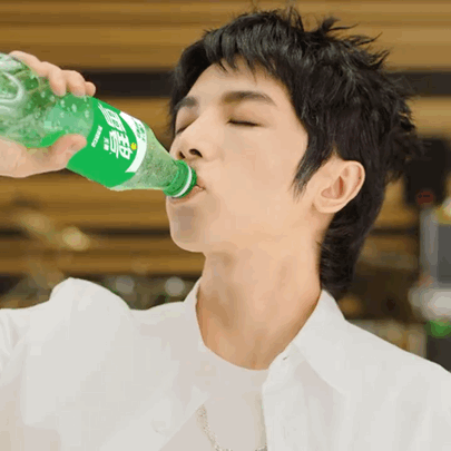 华晨宇雪碧广告大片公开 酷帅清爽随机切换不愧是百变花!