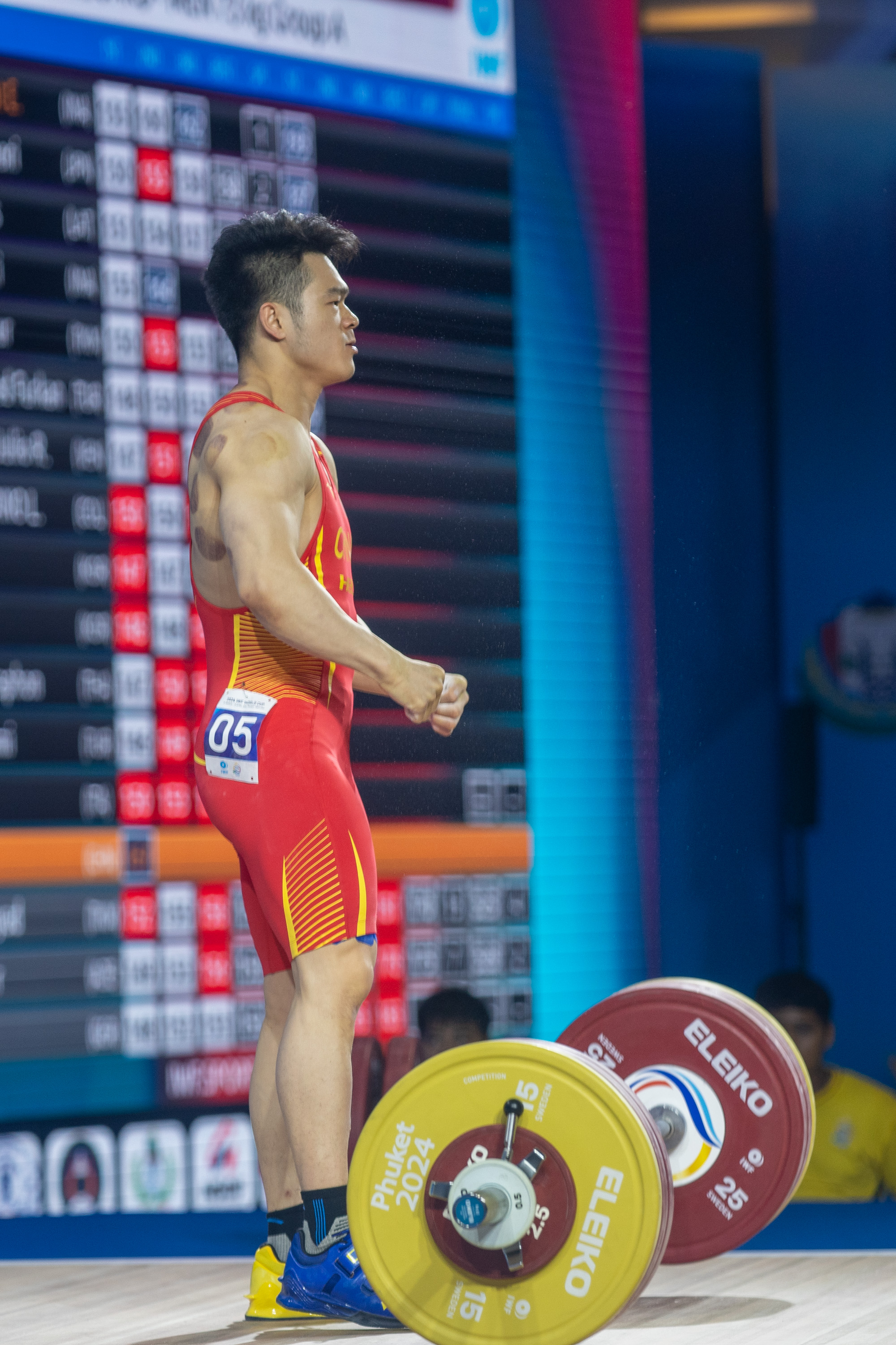 (体育)举重——世界杯:石智勇获73公斤级抓举金牌