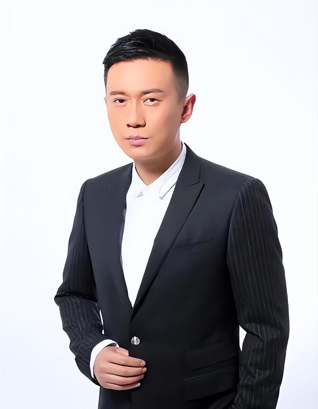 著名演员徐洪浩:比妻子大10岁,戏里演父女,戏外恩爱幸福惹人羡