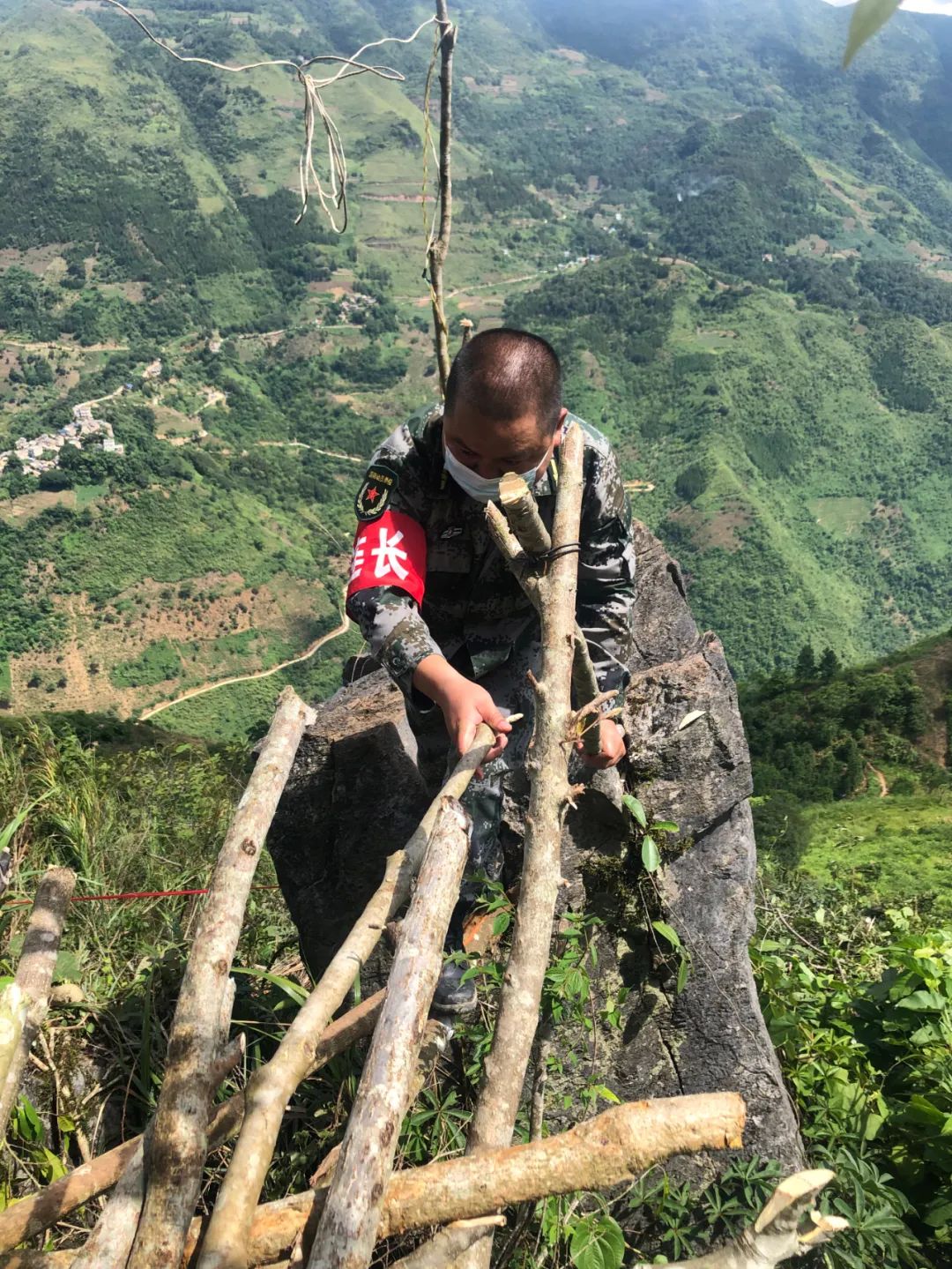 泥巴裹裤腿汗水湿衣背~坚守我州边境线的这抹橄榄绿无敌亮眼