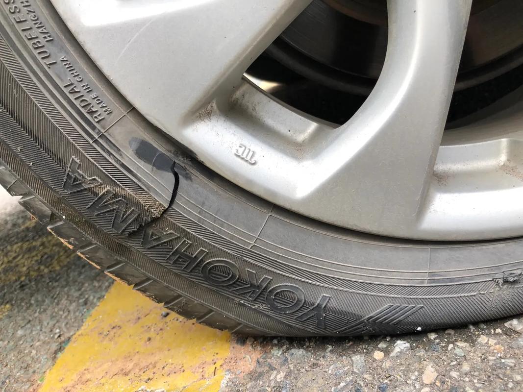 车子在行驶中爆胎会怎么样 汽车行驶中爆胎会怎么样