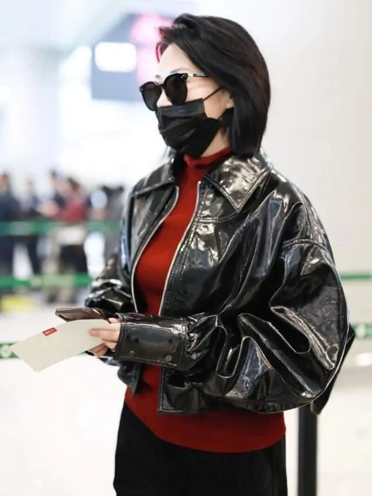 许晴真会选衣服,皮衣也能穿出"少女感",服装很飒,她却很温柔