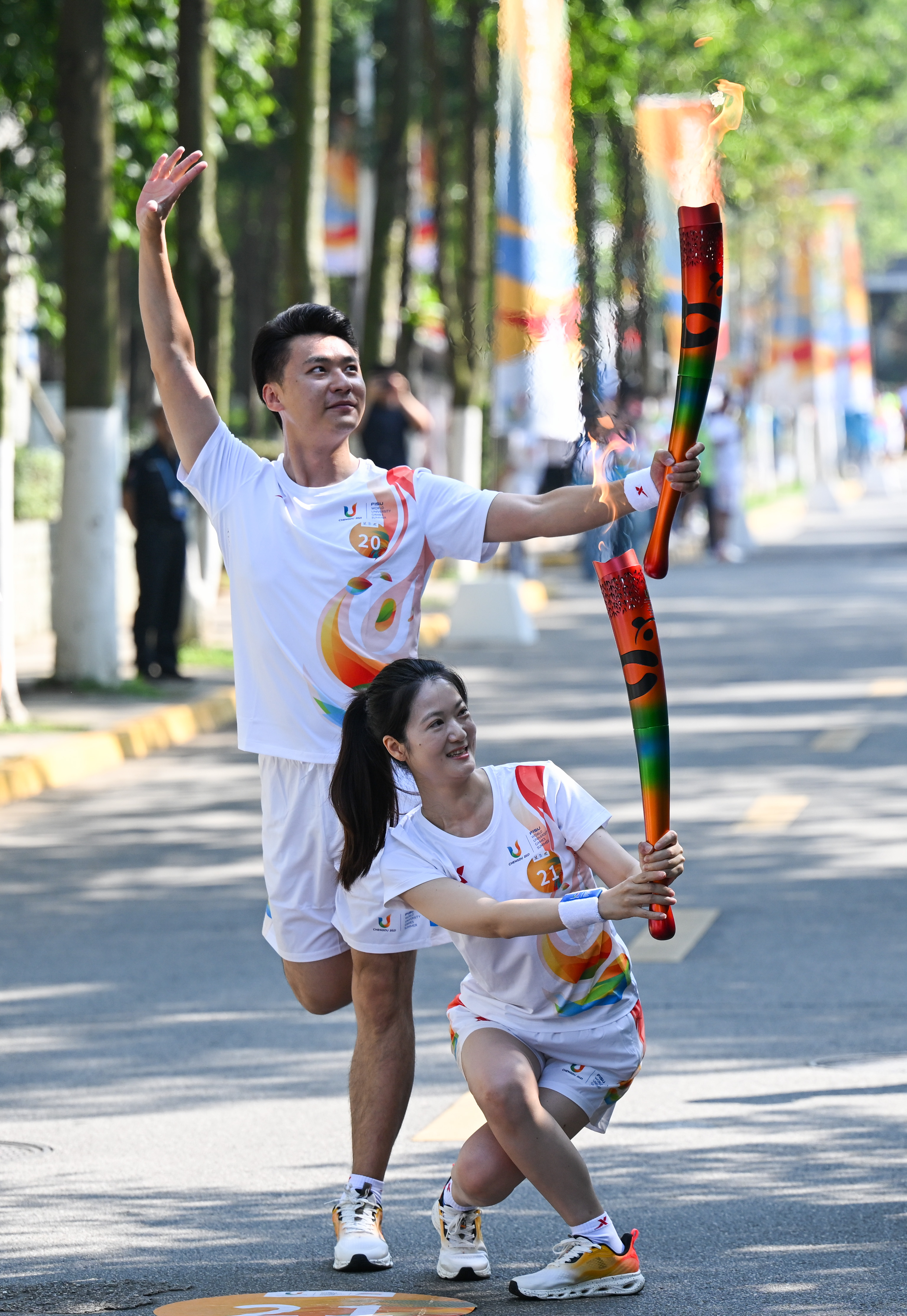 成都大运会火炬在四川师范大学(成龙校区)传递
