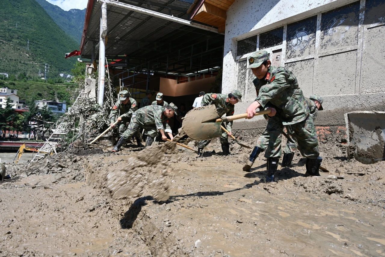 图集丨暴雨袭川 省军区官兵民兵奋战防汛救灾一线