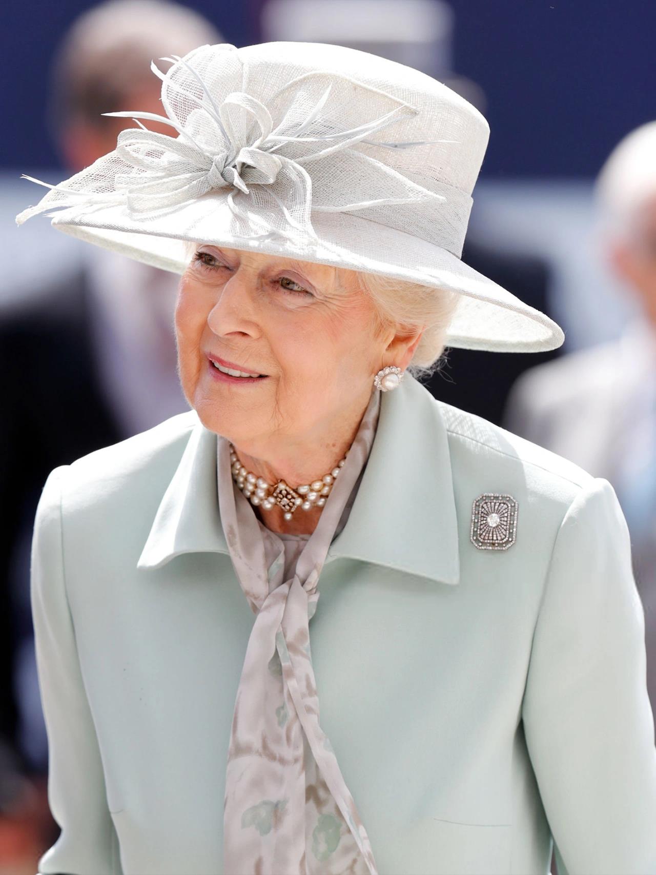 英国皇室公主告诉你:头戴帽,绑丝巾,穿衣简单,美得更优雅得体