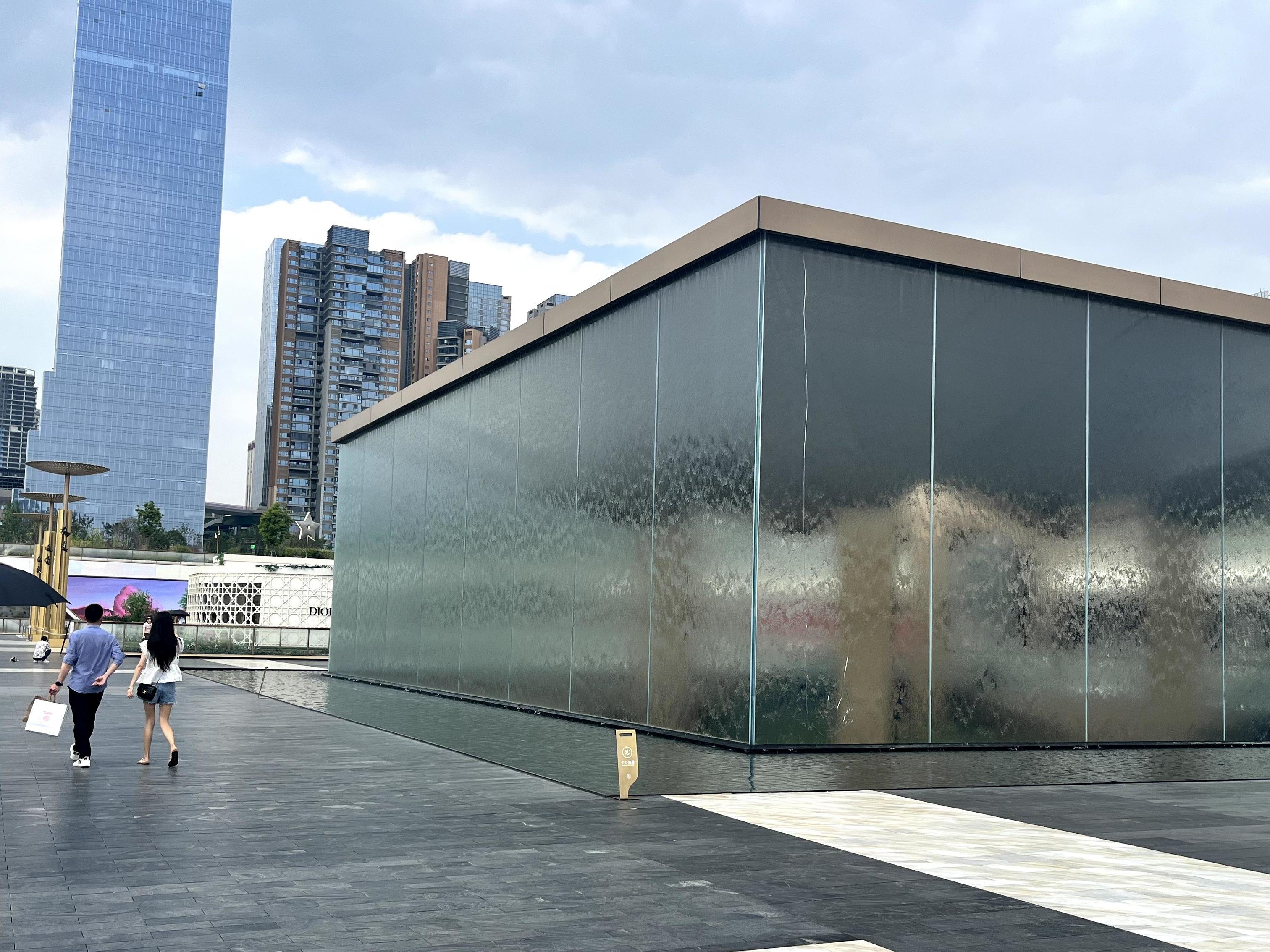 成都skp网红水幕盒子玻璃现裂痕 或为人为破坏