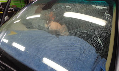 汽车挡风玻璃油膜怎么去除,汽车玻璃去油膜小妙招