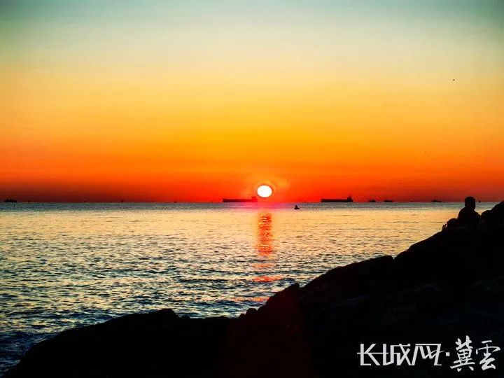 河北秦皇岛:海上升红日 映红渤海湾