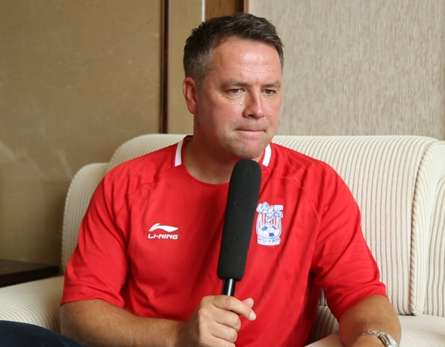 欧文:我们不会有很多作业然后踢球 中国父母看重孩子的教育