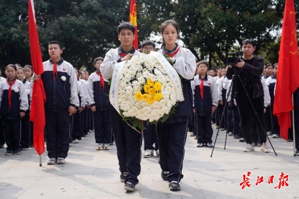 纪念向警予烈士牺牲95周年,警予中学师生登龟山缅怀先烈