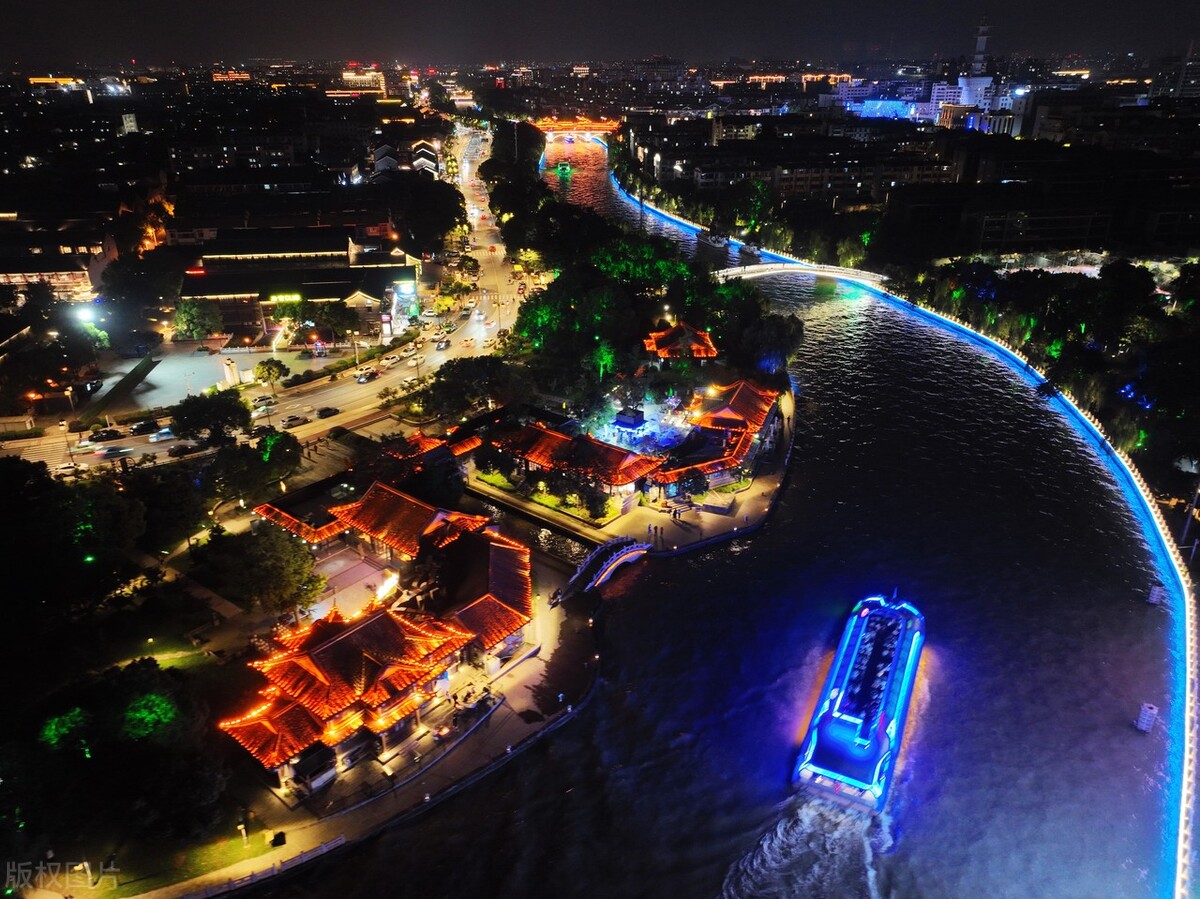国庆假期,江苏省扬州市古运河流光溢彩,犹如一条璀璨的宝石带