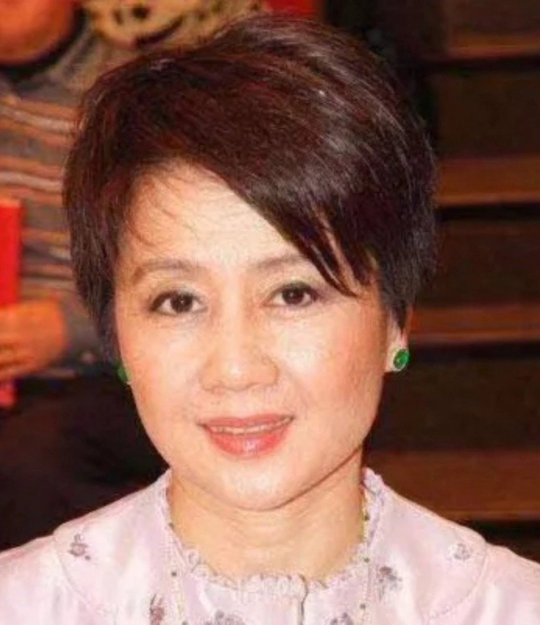 赌王四太梁安琪20岁和60岁的面部对比图. 赌王是懂看脸选太太的.