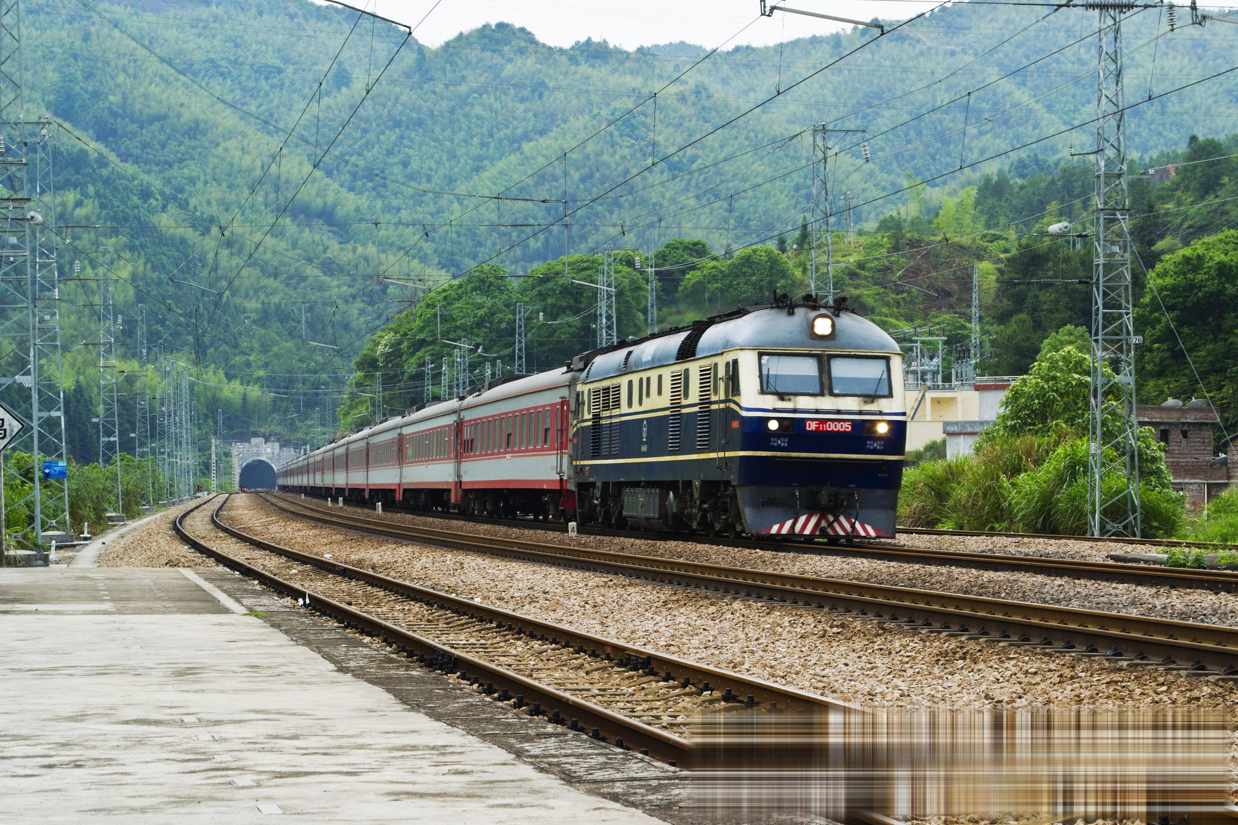 甘肃兰州开往广东深圳的快速列车,途经郑州,南昌,全程3077公里