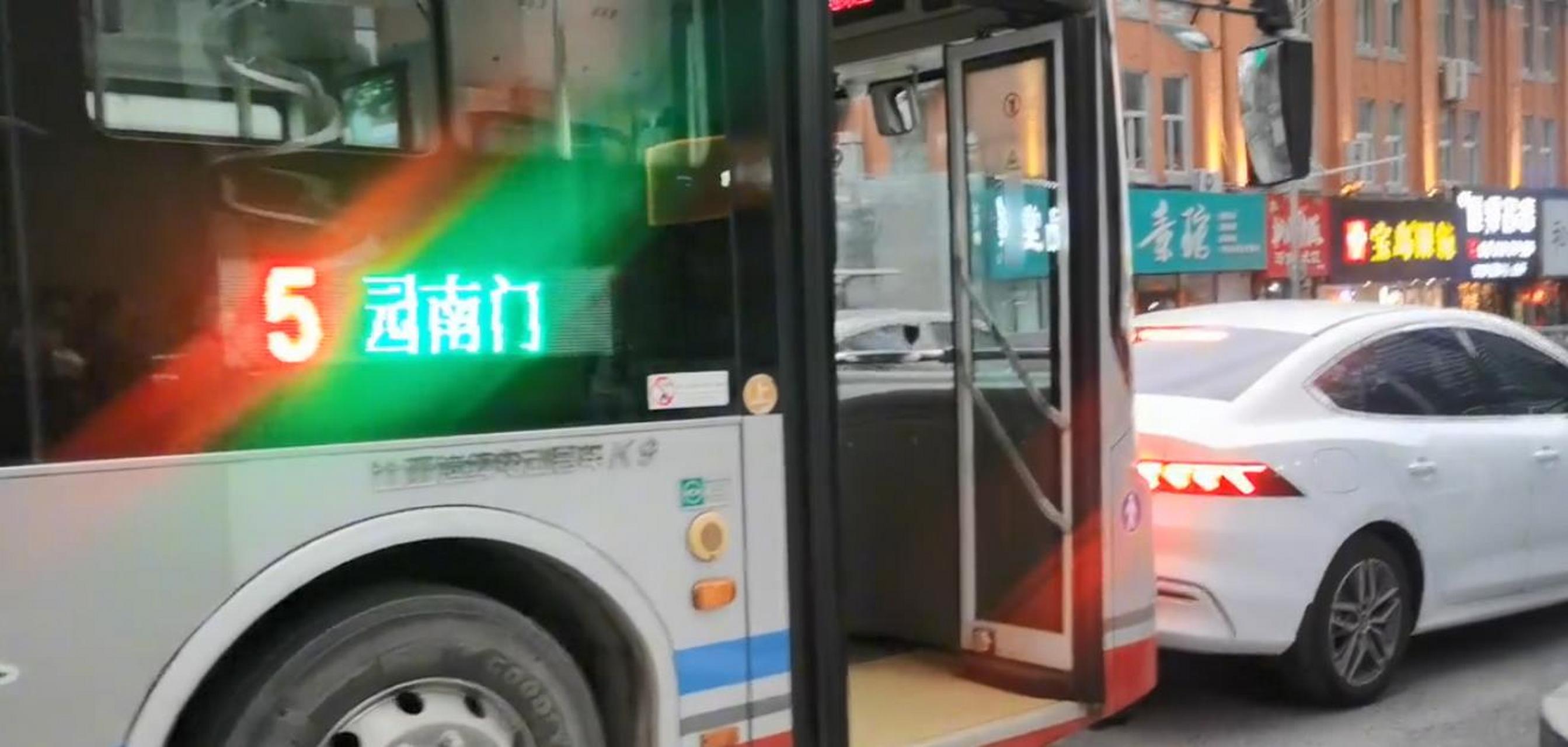 大连头条#"你个彪子[捂脸],大连5路公交司机怒喷新能源小轿车司机"