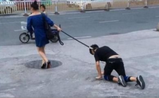 郑州女子提供虐待服务被杀害,同伙为得赔偿街头跪爬已被抓获