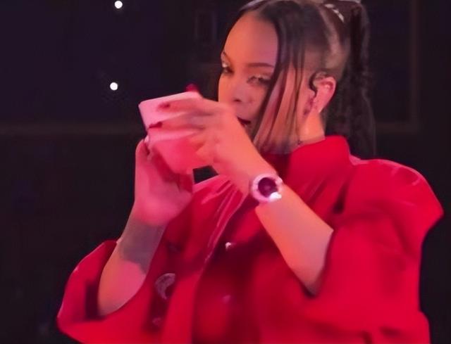 2.08亿人围观蕾哈娜挺着大肚子上"美国春晚"超级碗