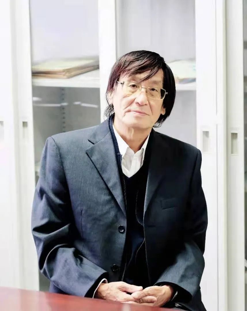 的周所同先生"眼睛开始湿润,老迈的心被痛楚击中,笼罩"的人,叫王燕生