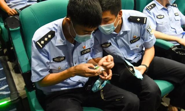 电影院门口,警察蜀黍拿着的盲袋里到底装着什么
