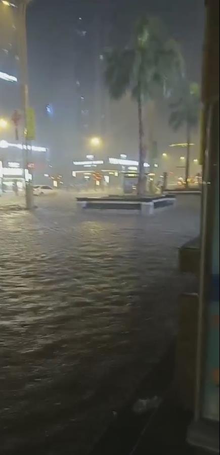 狂风暴雨的照片图片