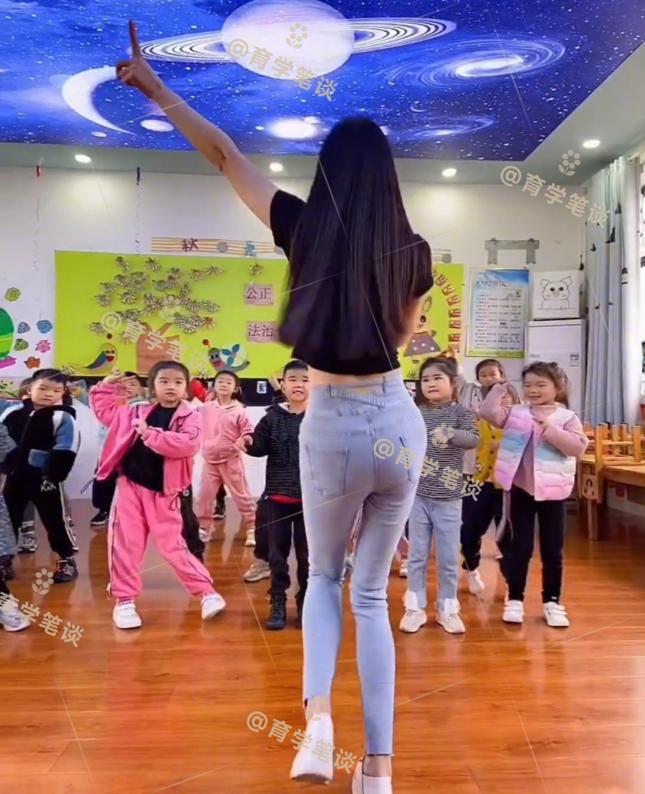 女幼师穿牛仔裤上课,分享"背影"后逗乐网友:我选择陪读